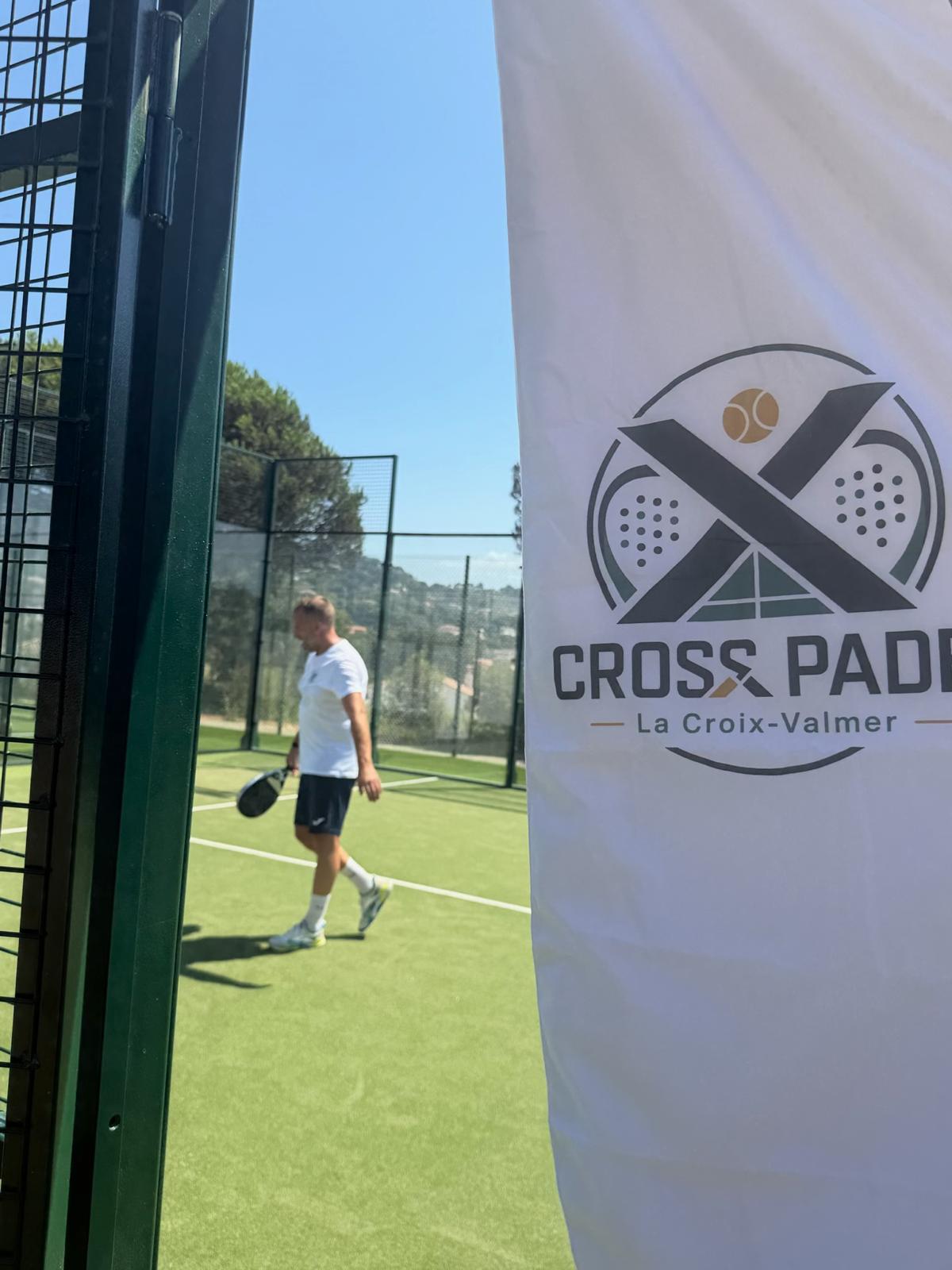 Oriflamme Cross Padel La Croix-Valmer au bord du court de padel
