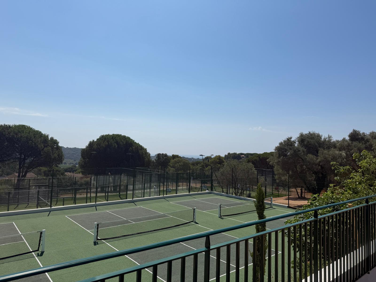 Vue en hauteur sur les courts de tennis et de padel du complexe Versants