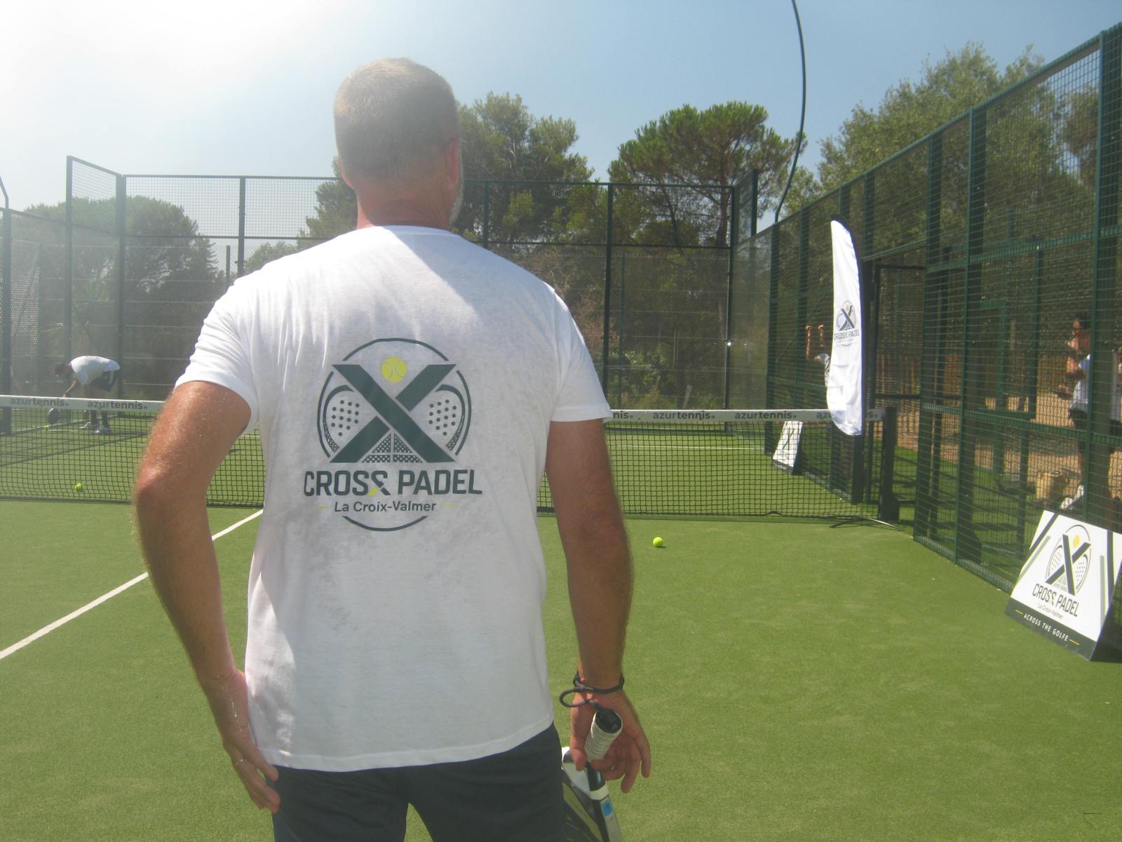 Joueur en maillot Cross Padel La Croix-Valmer au bord du court