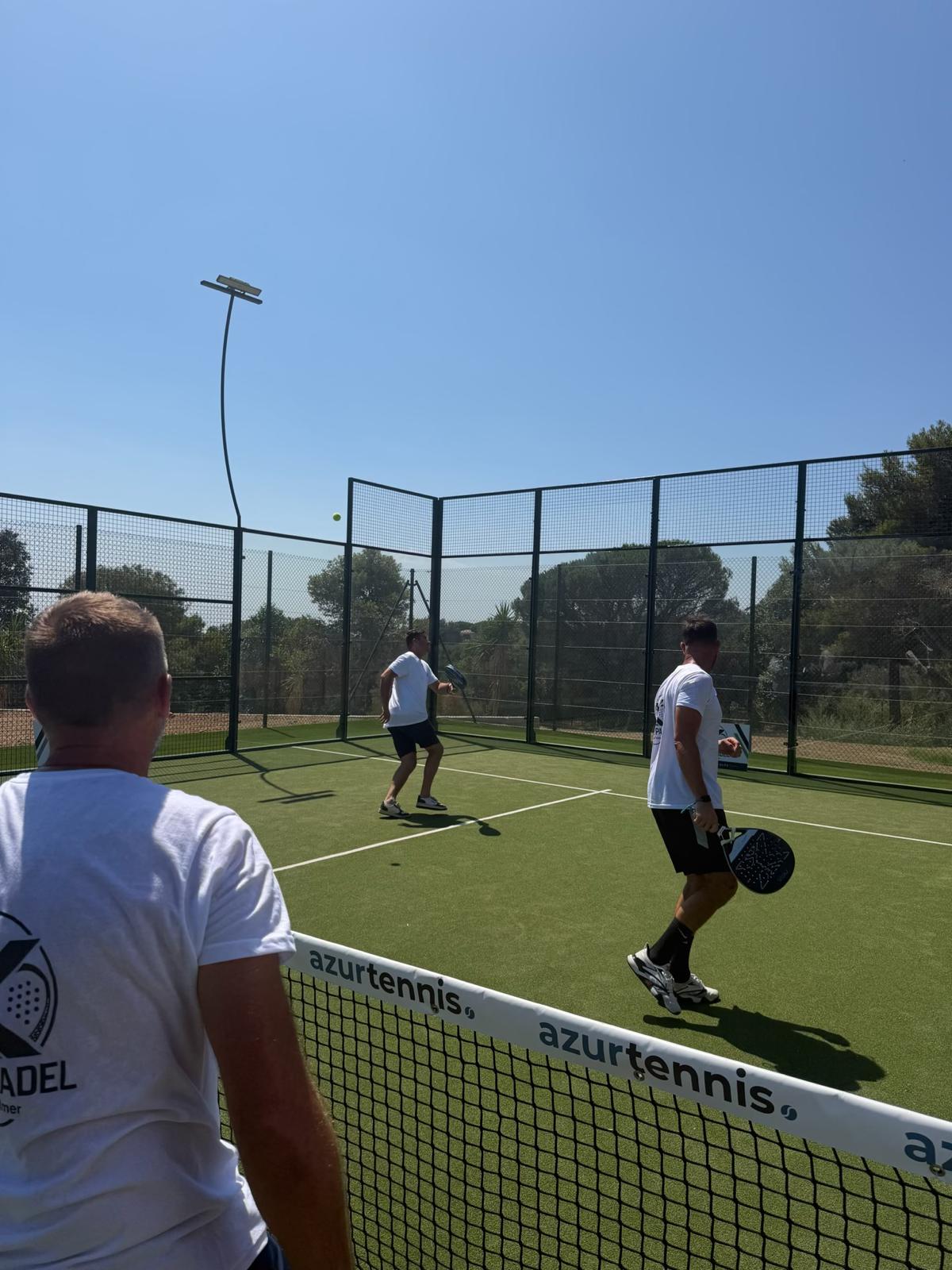 Double de padel vu depuis le filet sur le court Cross Padel