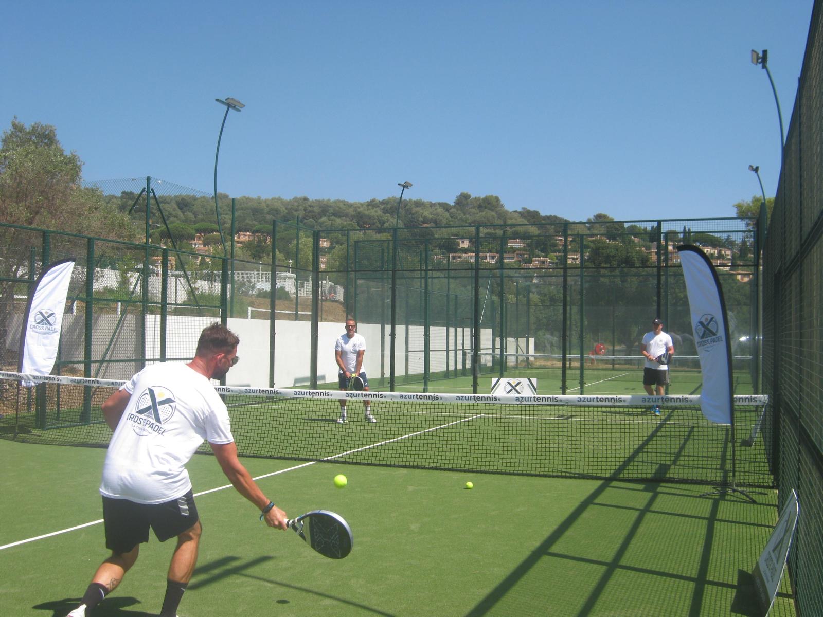 Match de padel sur un court du complexe Versants à La Croix-Valmer