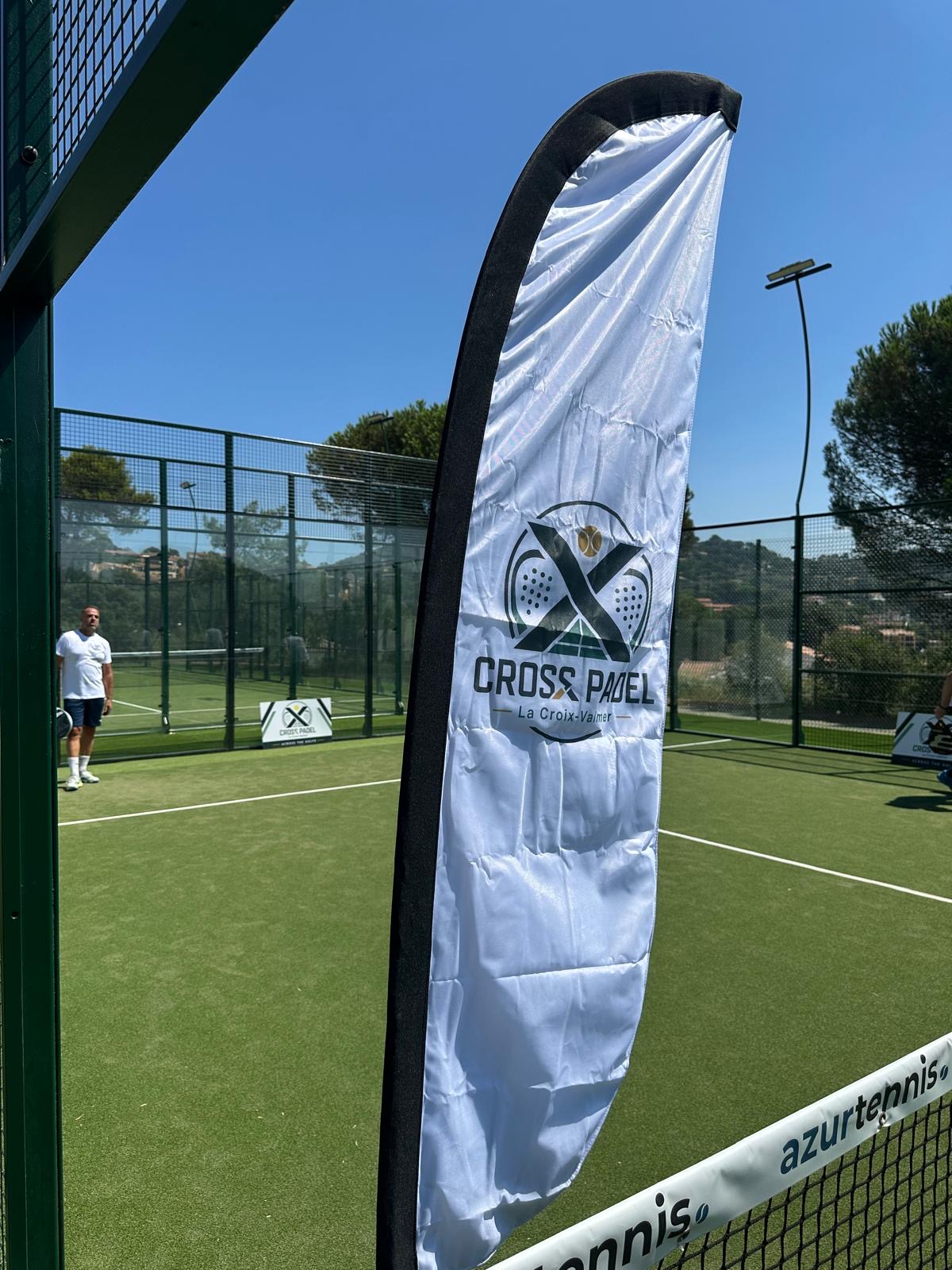 Oriflamme Cross Padel devant les deux courts de padel