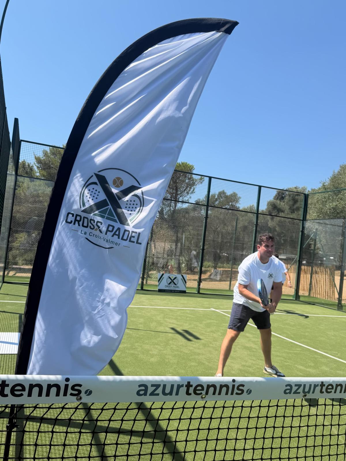 Oriflamme Cross Padel et joueur en action sur le court