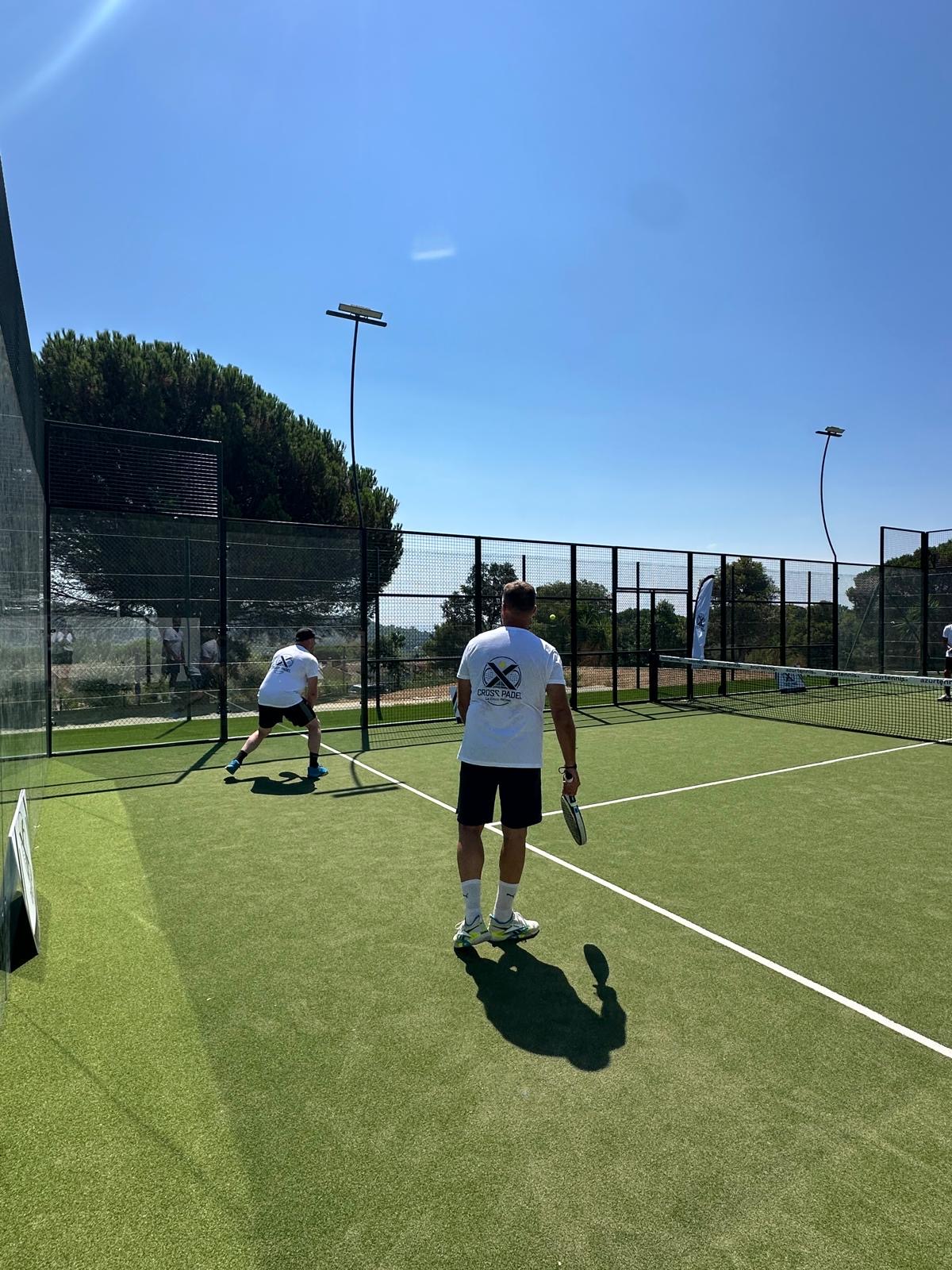 Échange en double sur le court de padel Cross Padel
